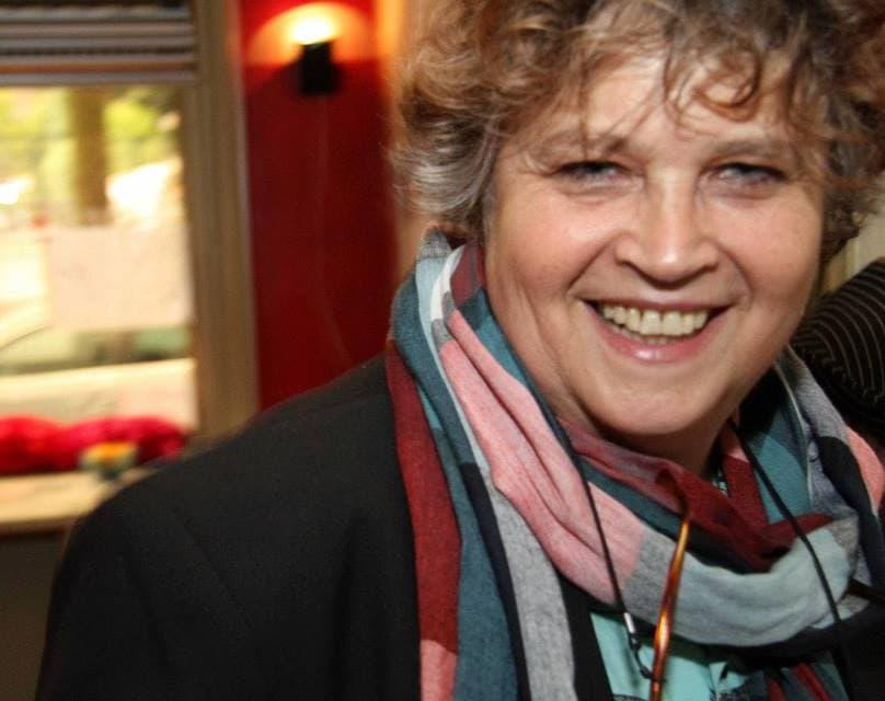 spontane foto van dia met krullen