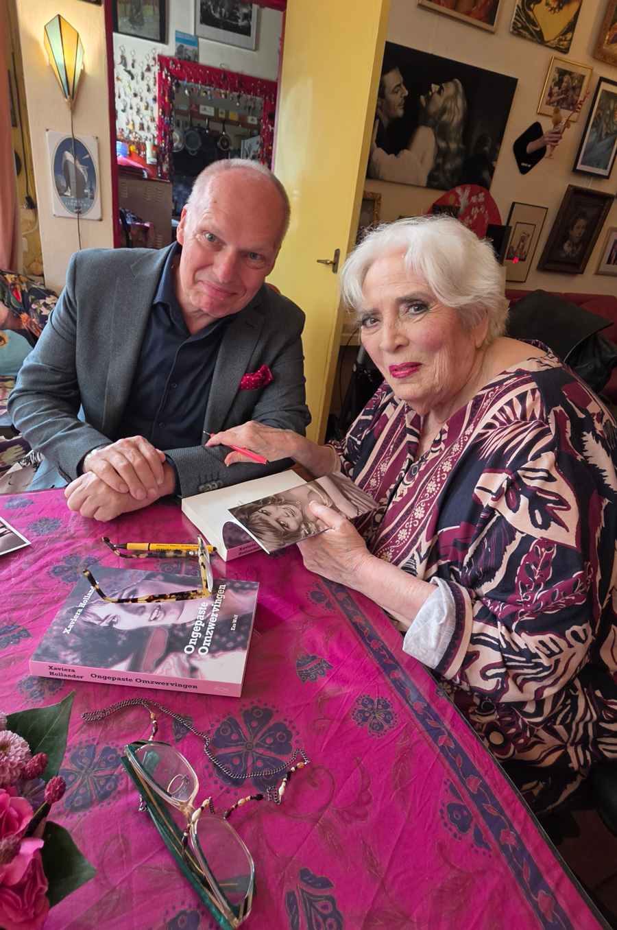 Xaviera Hollander met het eerste exemplaar van Ongepaste omzwervingen